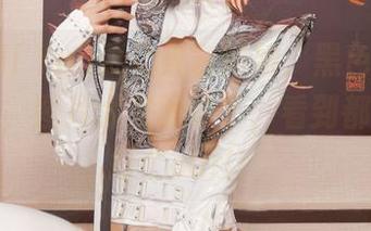Choi Ji Yun更化身灰姑娘,黑色调皮兔的全套,图片太有眼缘了,看到都想给她打个call!