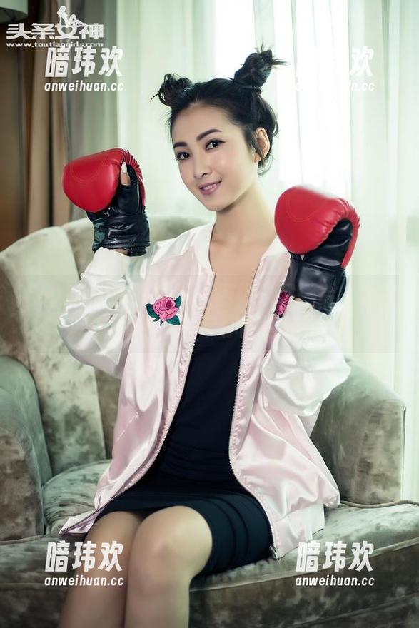 TouTiao头条女神 - 网络的另一端：梁芮溪的网袜写真带你翻滚新潮流