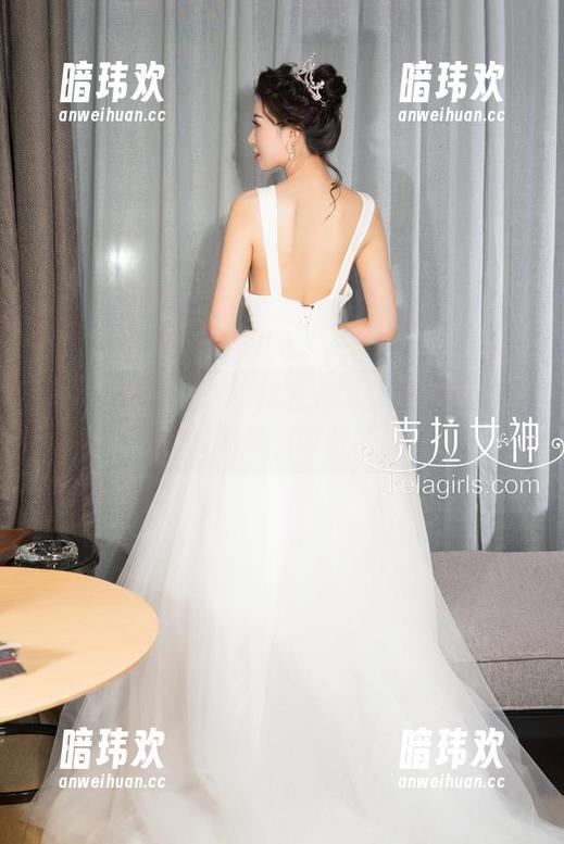 克拉女神 - 让瑞莎用在线写真把你带入一个狂热夏天的状态！