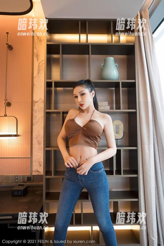 嗲囡囡 - solo尹菲带你进JK美图的壁纸丛林，爬树成功了吗？反正我已经被她的视线迷得自闭了。