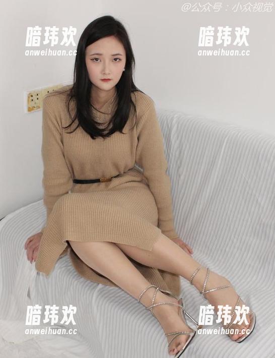 小众视觉 - 小苹果的秘书小记——一边工作一边出奇巧妙地摆Pose。