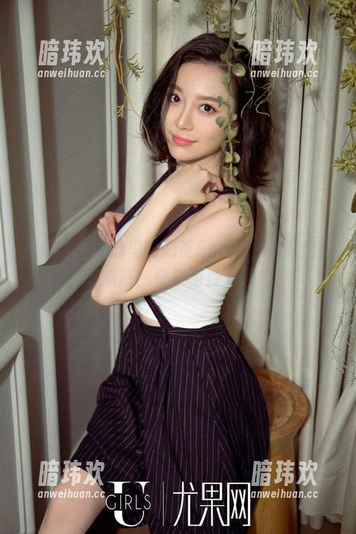 尤果网 - 泳池里的奶茶Emily，放松也得有质感，快来免费下载！