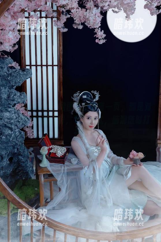 年年Nnian 年年Nnian红裙图集里的每一页,都是对‘美’的新理解,下载试试,脑洞随时打开!