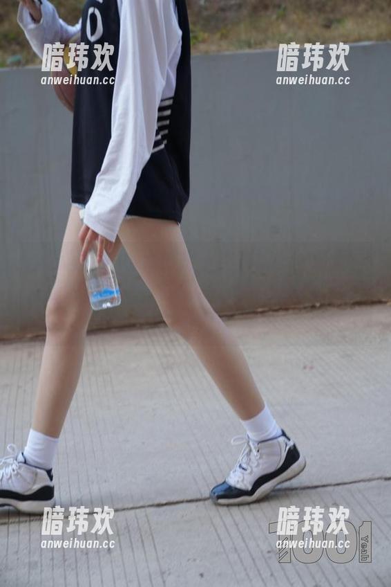 异思趣向 - 小六的格子连衣裙：图册里洋溢着的随意感，甚至连对镜自照也就成了时装秀！