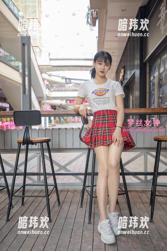 梦丝女神 - 看，乔儿黑白的在线奇遇，原图里不偶然的美，总带着淡淡的情绪。