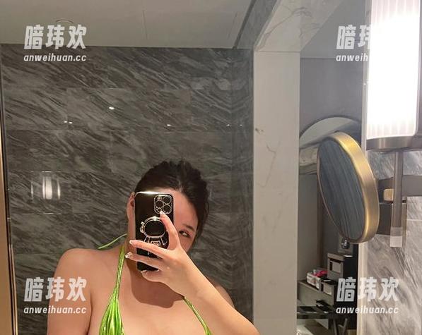 水蜜桃米米 微密圈 - 写真里的水蜜桃米米:空姐梦的另一种演绎。