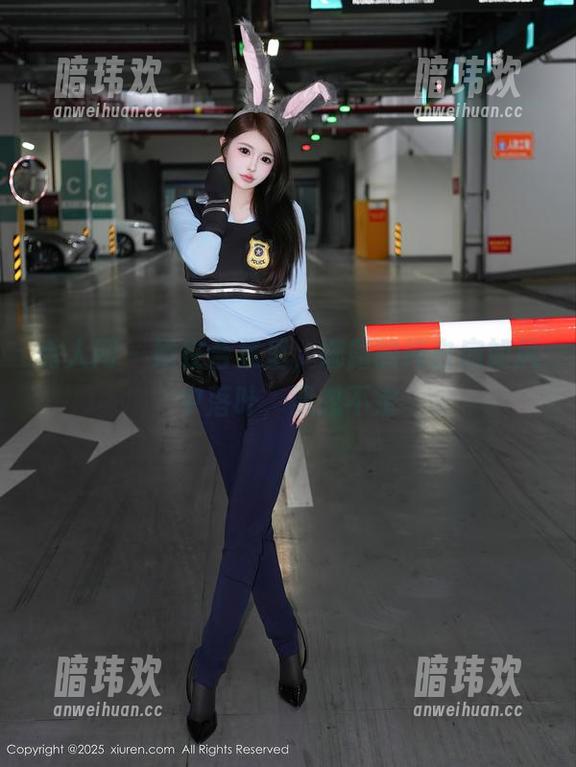 秀人网 - 她在合集里，娜露的纯白宛如风中落叶，飘忽不定