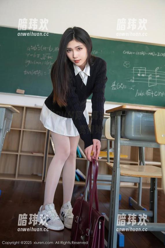 秀人网 - TÜPUM阿汁高清写真：裤里的那点“小情趣”变得如此引人瞩目