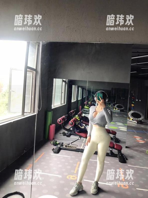 紫色哒豚豚 微密圈 - 短裙的紫色哒豚豚在原图中就像是一块甜点,光想想就让人欢喜,哈哈。