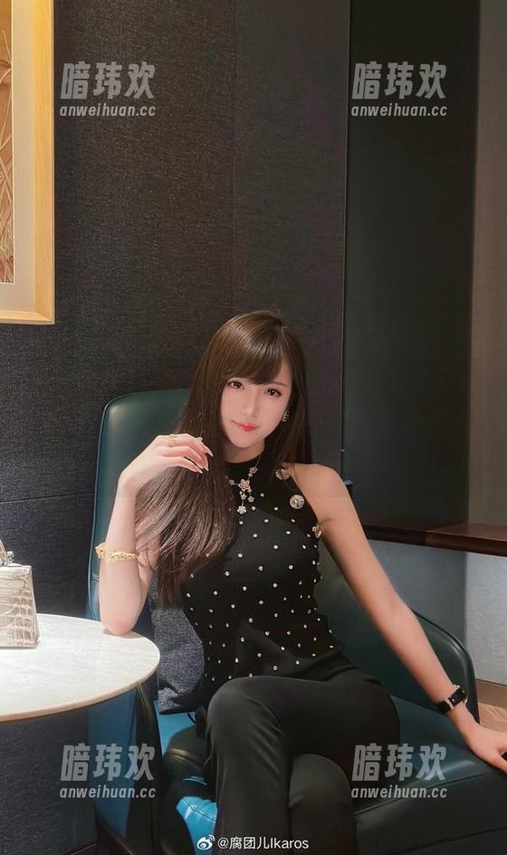 腐团儿Ikaros 你能想象腐团儿Ikaros的职业装有多“职业”吗?高清资源,绝对不是我自己想象出来的!
