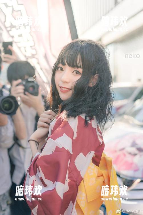 一袭白衬衫的舞小喵，未开口也自带氛围—无圣光的写真，再细腻不过了。