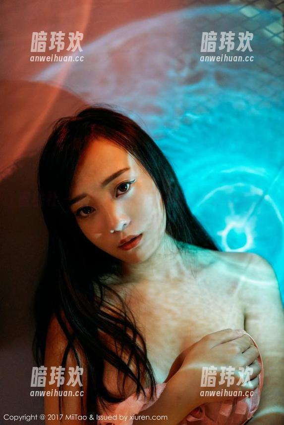 蜜桃社 - 私拍传真，月音瞳的长腿比想象中来的更迷人。