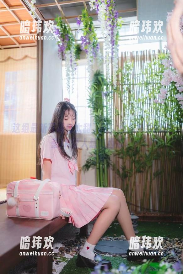 这组最新写真也太甜了吧，西瓜少女的淡蓝JK让人想吃西瓜。