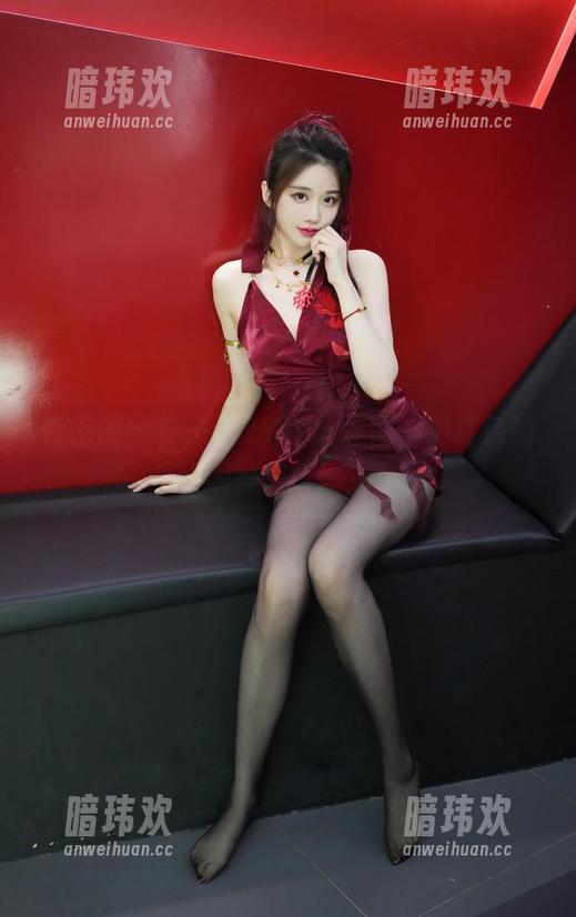 微密圈 - 轩子巨2兔的全套图，酒红色的光泽眼神都要迷失了！