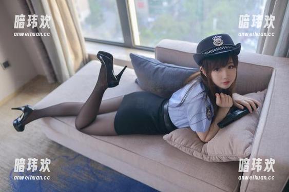 看吧，雪琪SAMA的七三旗袍，果然美图中藏着一片骄傲的小心思。