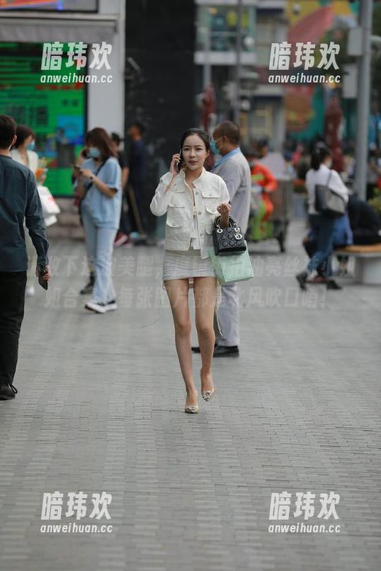请收下这波美腿，魔镜街拍油亮丝袜小姐姐合集，每张图片都是北风吹口哨！